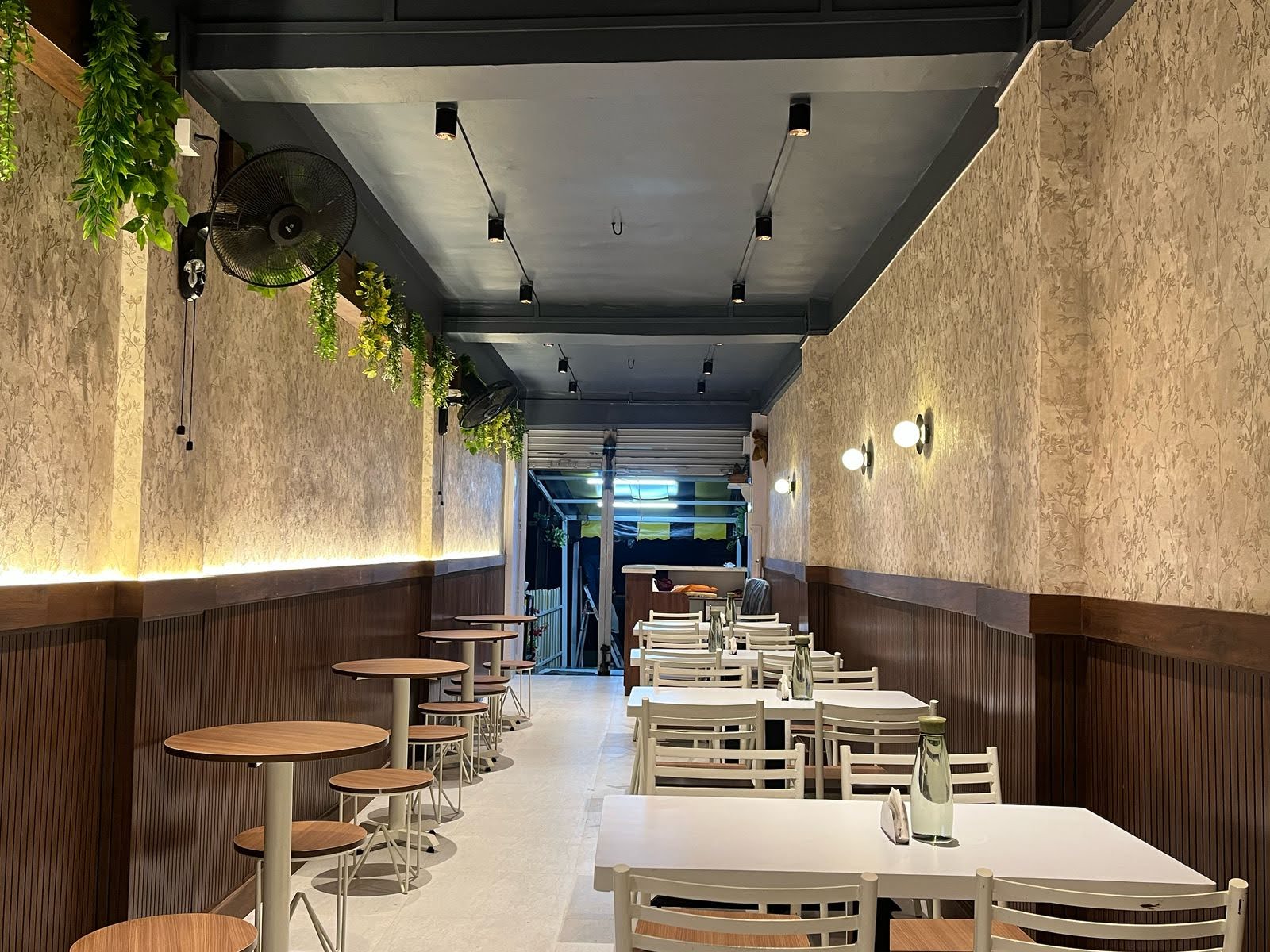 Original Swadisht Satara outlet ambience